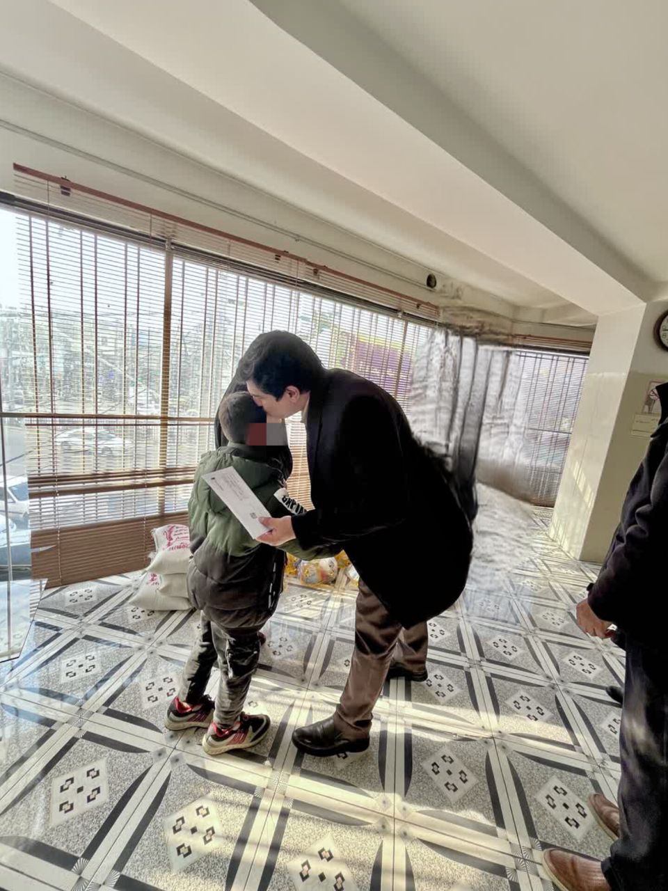 توزیع بسته های معیشتی بین فرزندان ایتام و بی سرپرست توسط مهدی جهانشیری دادستان شهرستان ملارد بمناسبت گرامیداشت هفته قوه قضاییه 