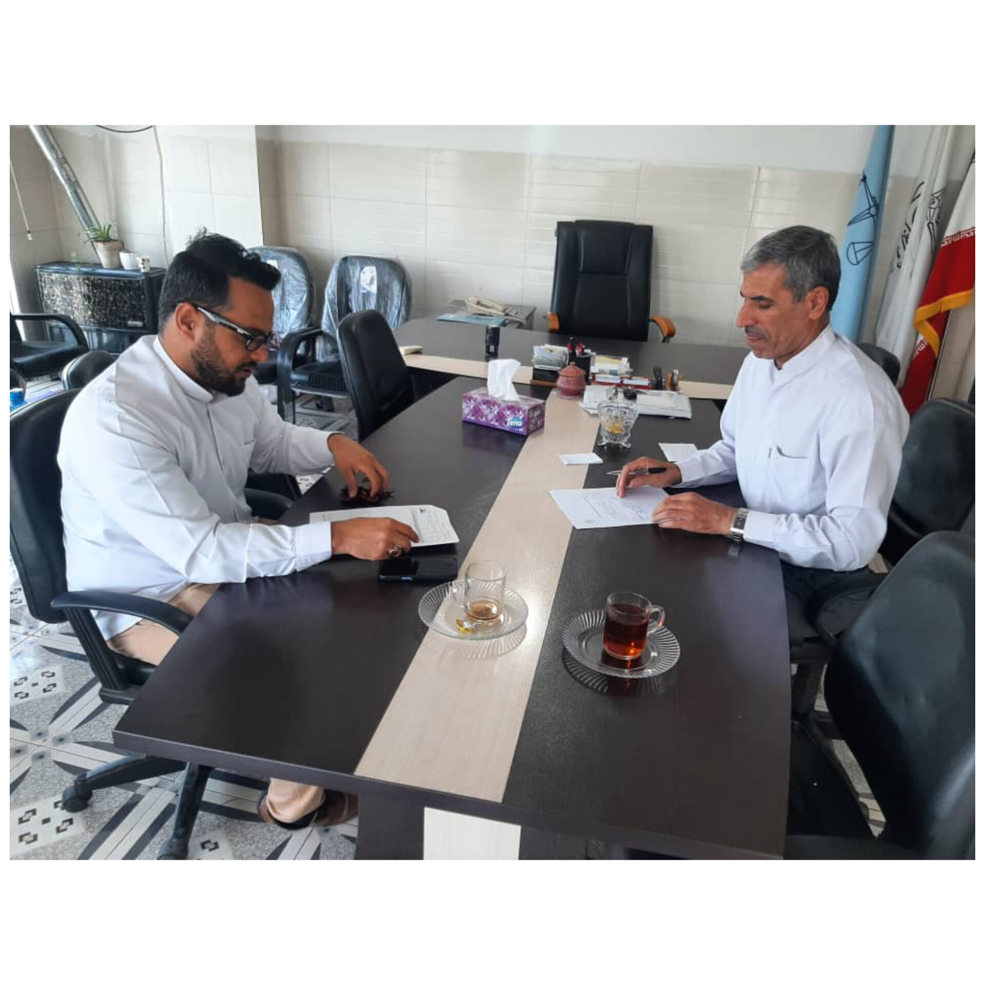 رایزنی و مشاوره با رئیس اجرای احکام کیفری دادسرای ملارد جهت پیگیری وضعیت قضایی و آزادی زندانیان