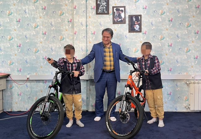 دوقلوهای واحد سرپرستی ملارد با هدیه دادستان و همراهی خیرین، لبخند زدند