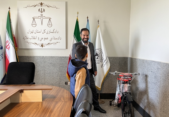 اهدای دوچرخه به یکی از کودکان واحد سرپرستی با کمک خیرین و حمایت دادستان محترم شهرستان ملارد